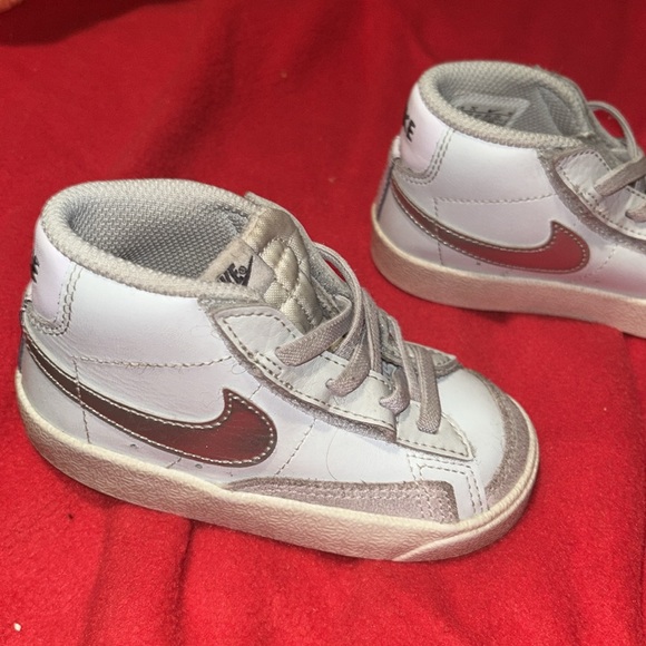 Nike Purple and White Sneakers with Classic Design - Picture 8 of 8